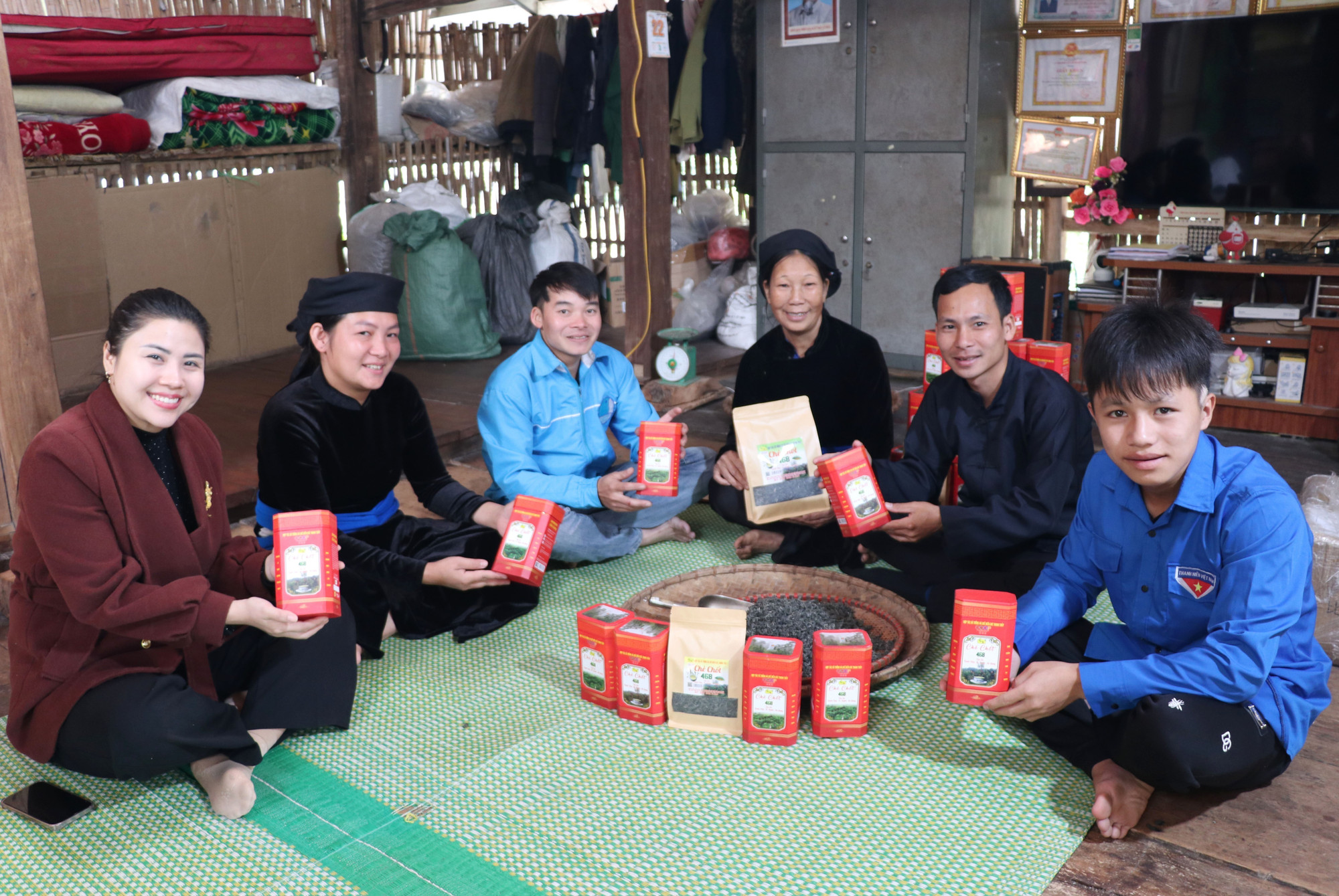 Chàng trai người Tày chia sẻ kinh nghiệm của mình về chè với người dân và đoàn viên thanh niên. Ảnh: Đức Thọ/TTXVN