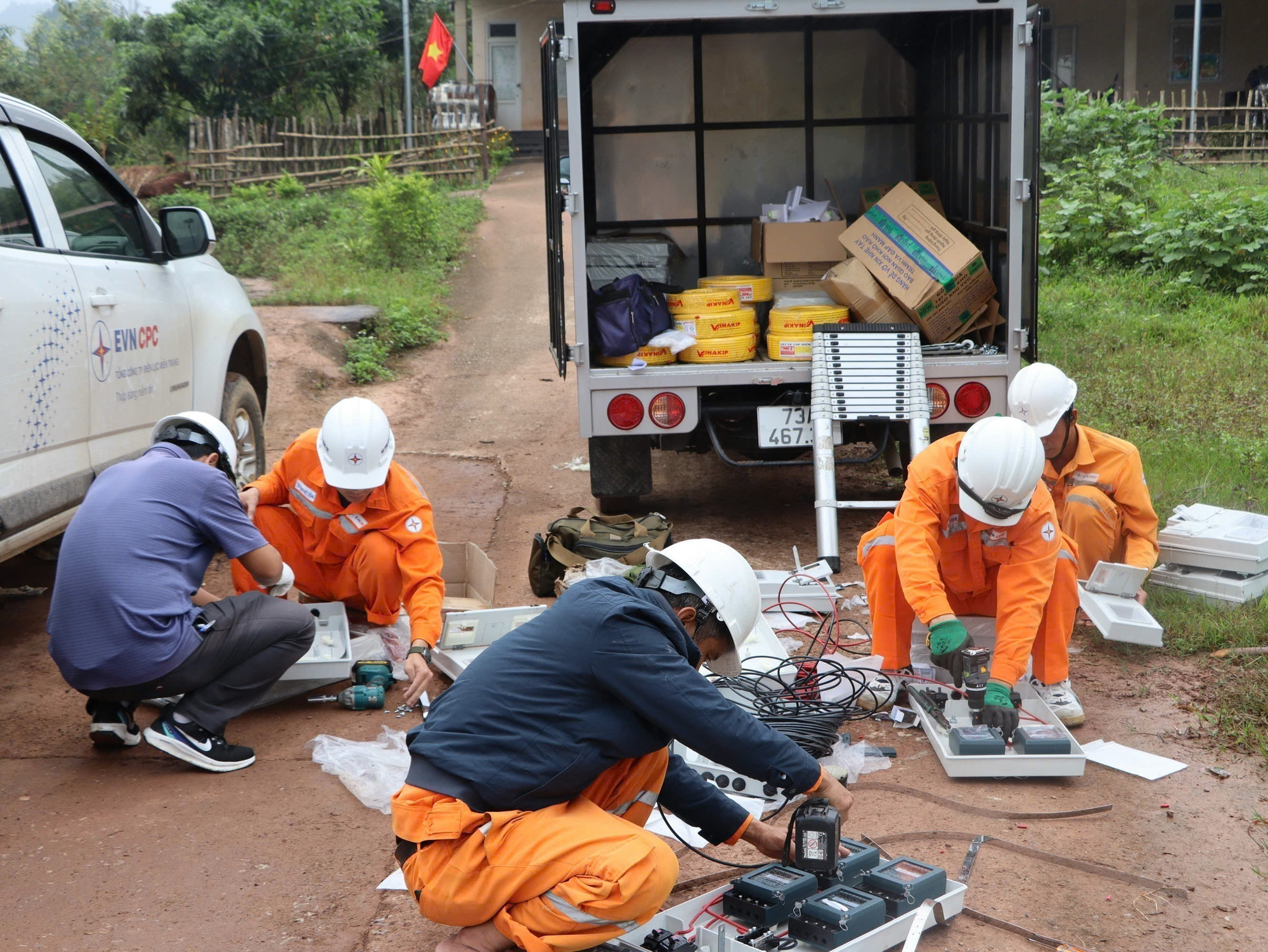 Công nhân Công ty Điện lực Quảng Trị nỗ lực cấp điện cho các thôn, bản lõm xong trước ngày 15/12. Ảnh: TTXVN phát