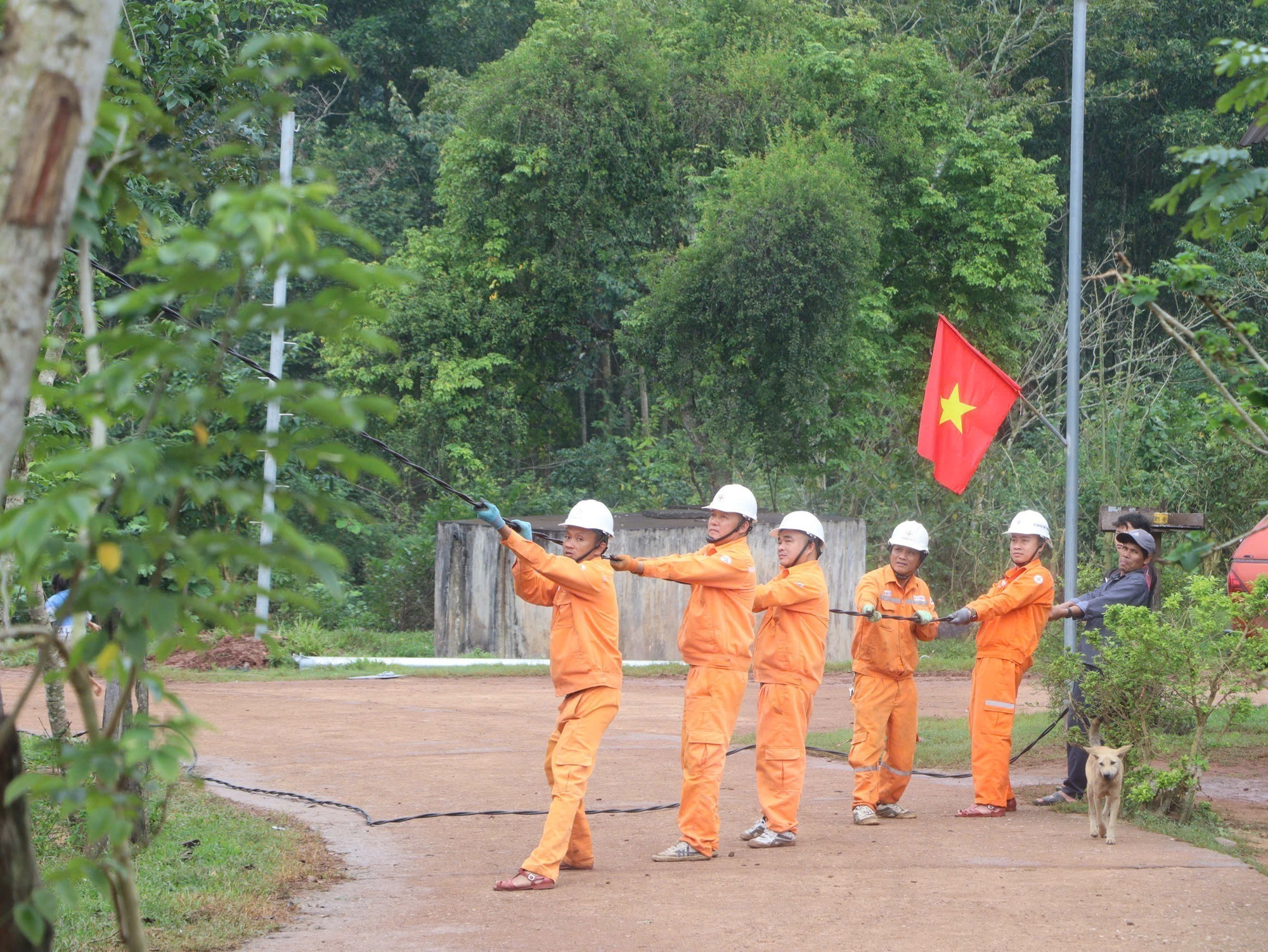 Kéo đường dây hạ thế phục vụ cấp điện cho người dân bản PLoang, xã Trường Sơn. Ảnh: TTXVN phát