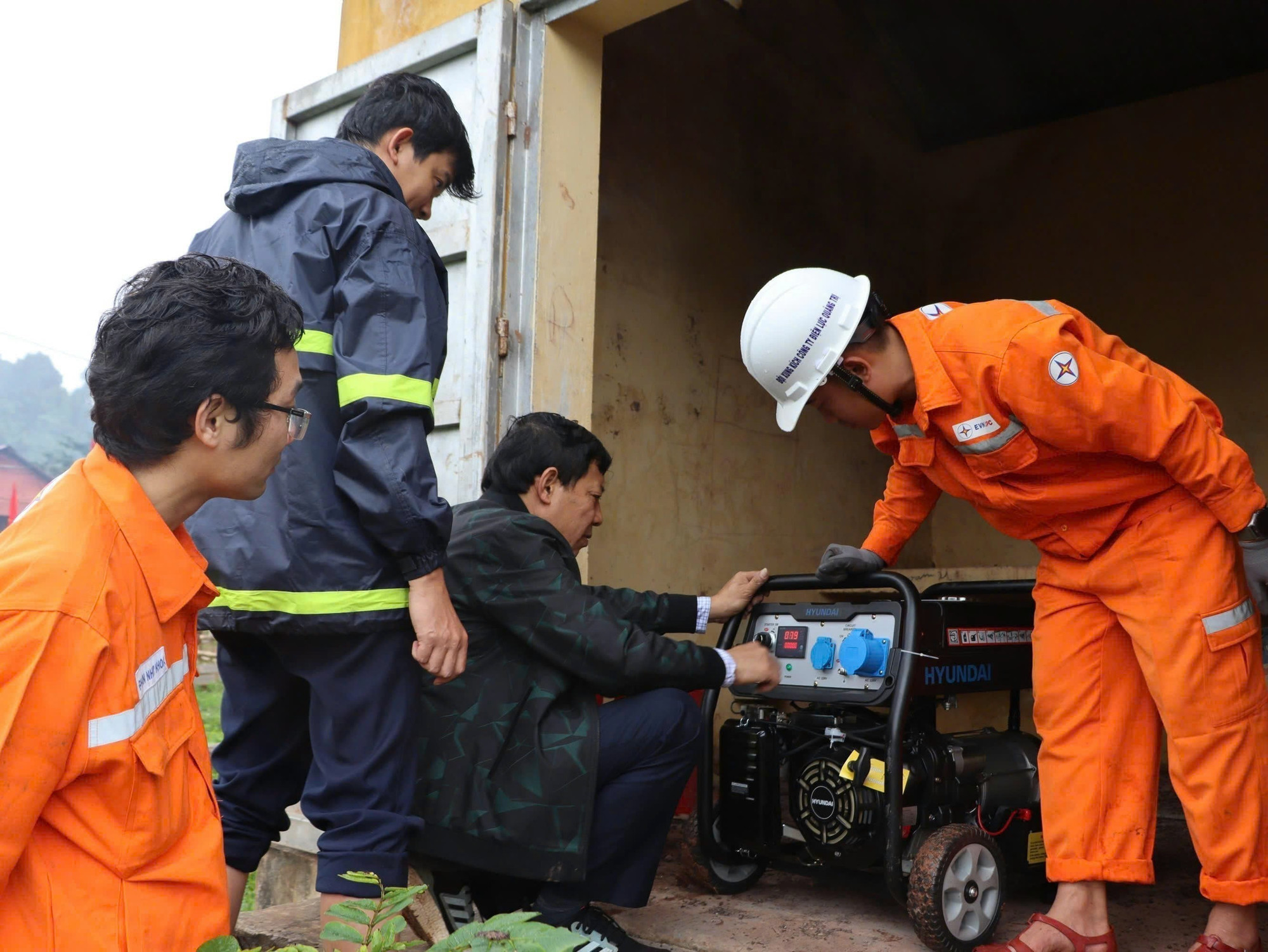 Lắp đặt máy phát 7,5 kVA đang cấp điện cho 37 hộ dân bản PLoang, xã Trường Sơn. Ảnh: TTXVN phát