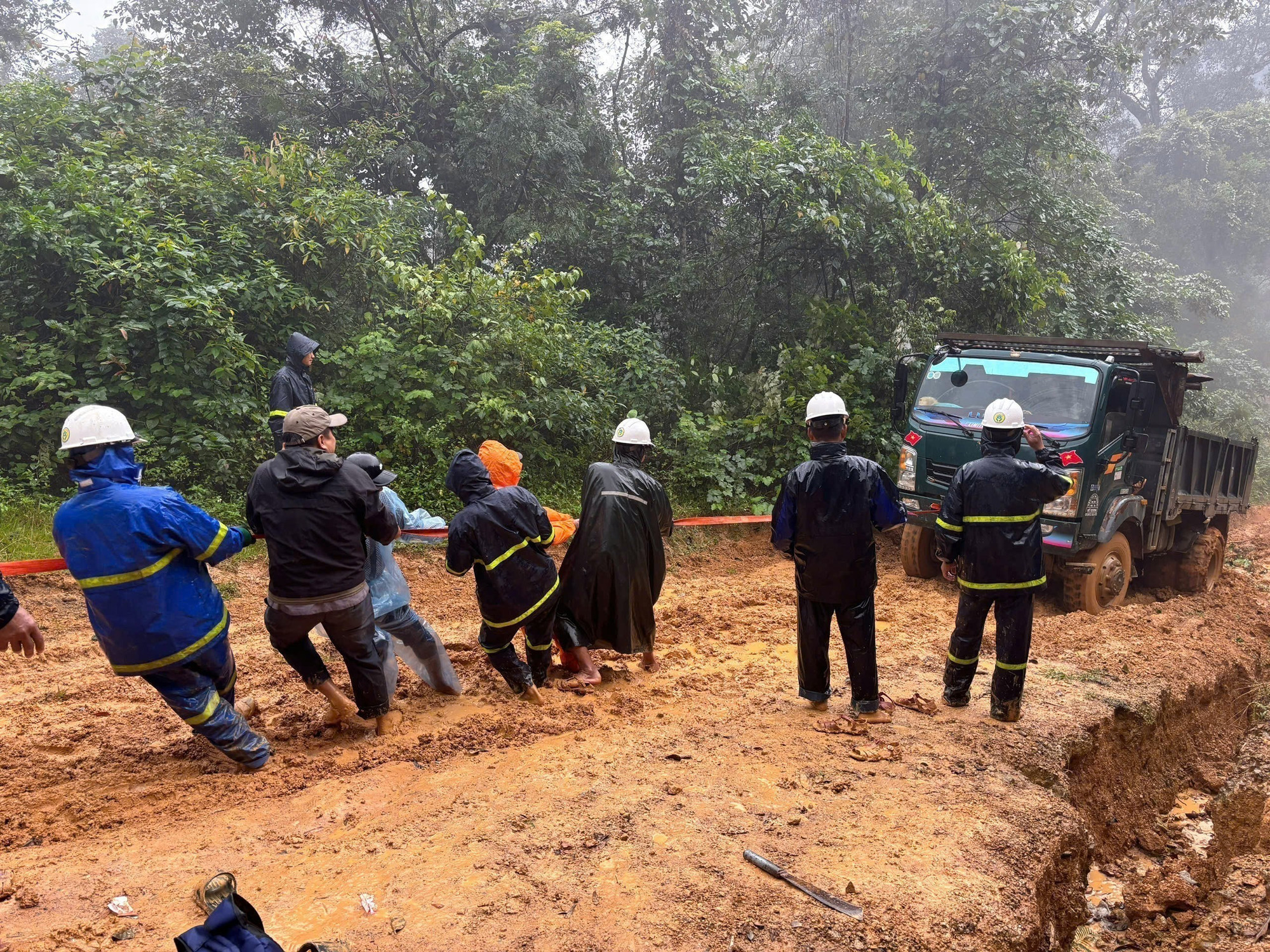 Công nhân Công ty Điện lực Quảng Trị khắc phục mọi khó khăn, nỗ lực cấp điện cho các thôn, bản lõm xong trước ngày 15/12. Ảnh: TTXVN phát