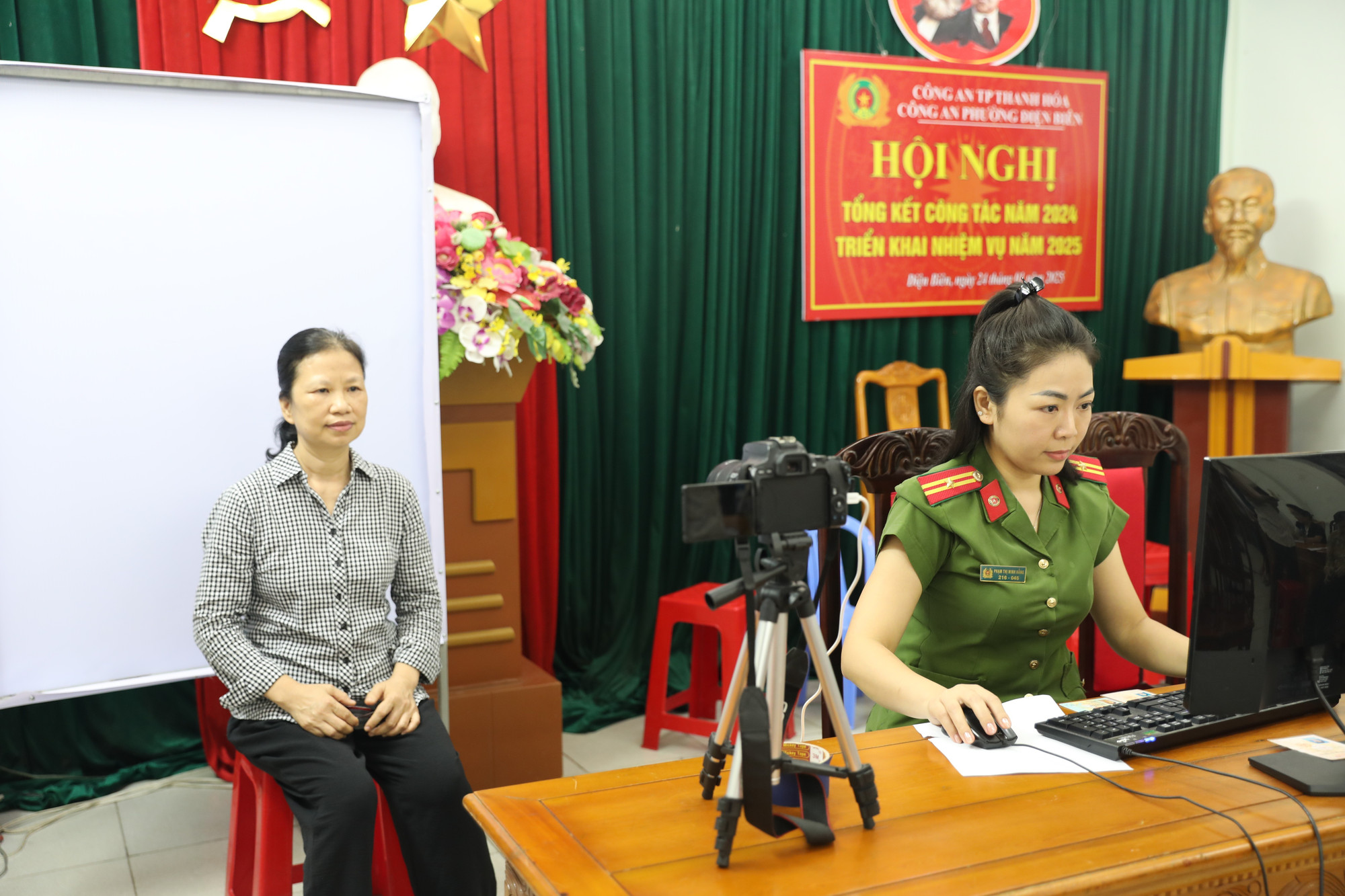 Công an tỉnh Thanh Hóa đã trang bị hệ thống máy móc, trang thiết bị cho 166 công an xã, phường trên địa bàn tỉnh thực hiện công tác số hóa thẻ Đảng viên. Công an tỉnh Thanh Hóa đã trang bị hệ thống máy móc, trang thiết bị cho 166 công an xã, phường trên địa bàn tỉnh thực hiện công tác số hóa thẻ Đảng viên.