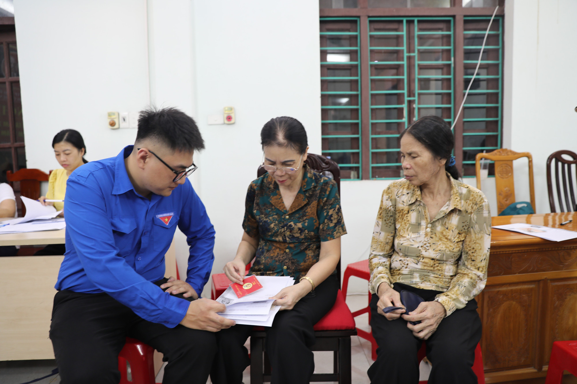 Lực lượng đoàn viên, thanh niên hỗ trợ, hướng dẫn thao tác, chuẩn hóa dữ liệu cho Đảng viên cao tuổi. Lực lượng đoàn viên, thanh niên hỗ trợ, hướng dẫn thao tác, chuẩn hóa dữ liệu cho Đảng viên cao tuổi.