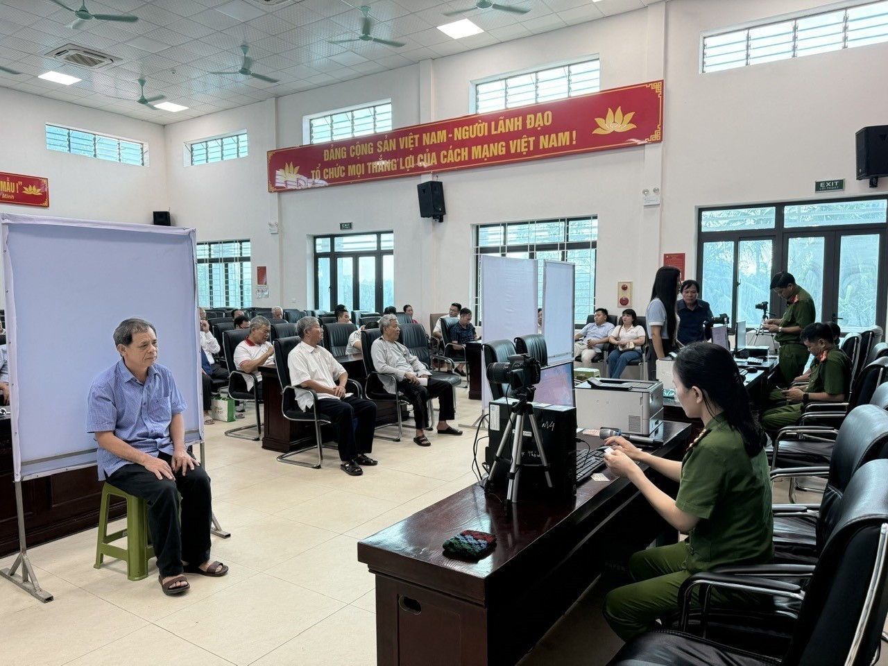 Đảng viên đến Công an phường Hạc Thành (Thanh Hóa) để thực hiện thủ tục đổi thẻ đảng viên. Đảng viên đến Công an phường Hạc Thành (Thanh Hóa) để thực hiện thủ tục đổi thẻ đảng viên.