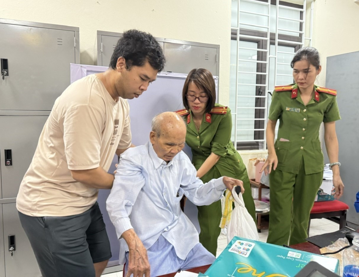Đảng viên Nguyễn Xuân Trớc (sinh năm 1927) ở phường Hạc Thành (Thanh Hóa) năm nay đã 98 tuổi đời, 77 năm tuổi Đảng vẫn gương mẫu thực hiện chủ trương của Đảng. Đảng viên Nguyễn Xuân Trớc (sinh năm 1927) ở phường Hạc Thành (Thanh Hóa) năm nay đã 98 tuổi đời, 77 năm tuổi Đảng vẫn gương mẫu thực hiện chủ trương của Đảng.