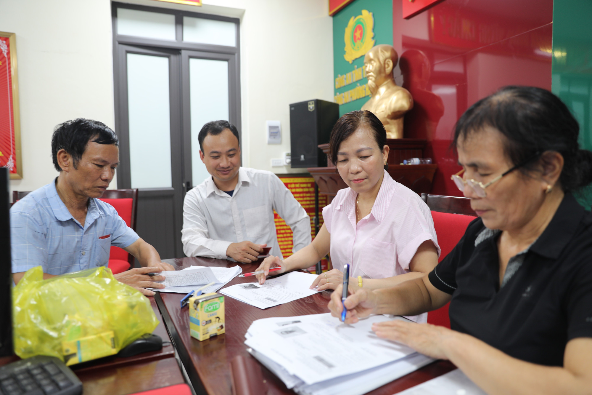 Các tổ chức chính trị – xã hội tham gia hỗ trợ, hướng dẫn các đảng viên cao tuổi thuận tiện trong quá trình đổi thẻ. Các tổ chức chính trị – xã hội tham gia hỗ trợ, hướng dẫn các đảng viên cao tuổi thuận tiện trong quá trình đổi thẻ.