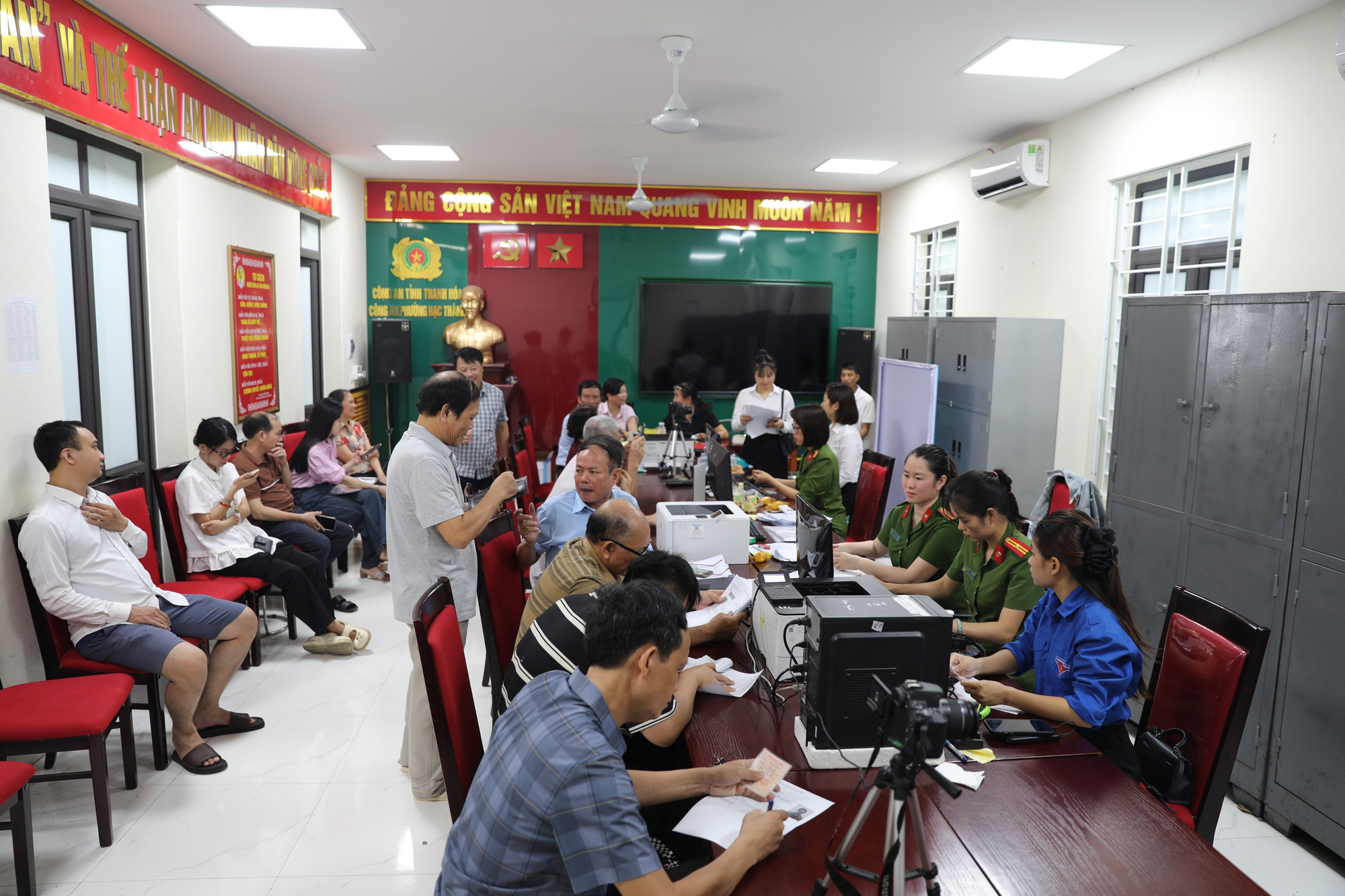 Lực lượng công an các xã, phường ở Thanh Hóa đã bố trí nhân lực, phương tiện, ca kíp khoa học, hợp lý triển khai cấp đổi thẻ cho Đảng viên. Lực lượng công an các xã, phường ở Thanh Hóa đã bố trí nhân lực, phương tiện, ca kíp khoa học, hợp lý triển khai cấp đổi thẻ cho Đảng viên.
