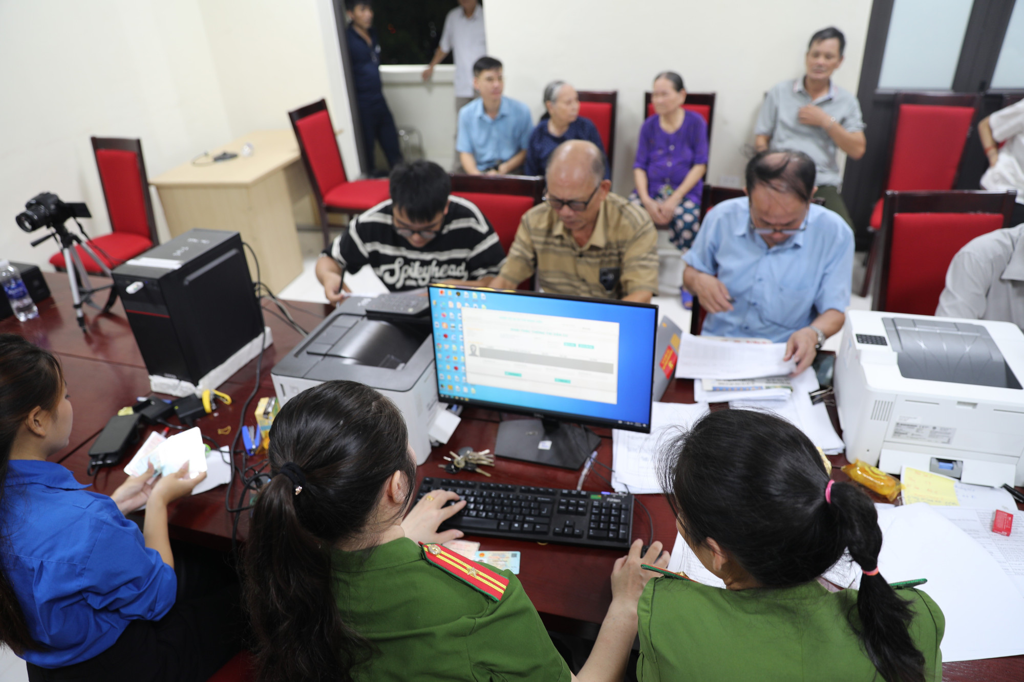 Công an tỉnh Thanh Hóa nỗ lực “tăng tốc ngày đêm” để cấp đổi thẻ Đảng viên trên nền tảng dữ liệu dân cư. cap-doi-the-dang-vien-4.jpg