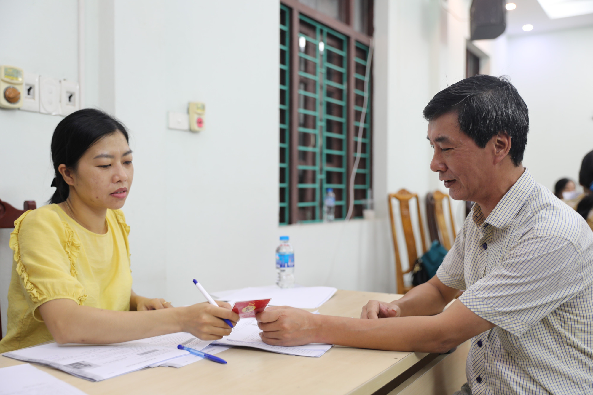 Cấp ủy, chính quyền các địa phương chung tay thực hiện cấp đổi Thẻ đảng viên. Cấp ủy, chính quyền các địa phương chung tay thực hiện cấp đổi Thẻ đảng viên.
