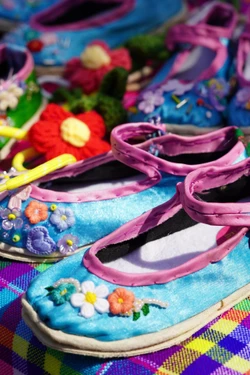 “Dáng giày nét Giáy”: Khi người trẻ tham gia bảo tồn nghề làm giày truyền thống của người Giáy 