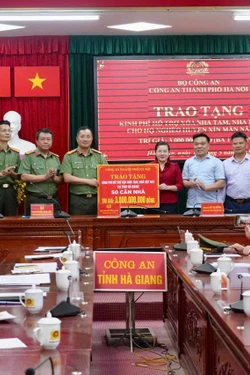 Công an Hà Nội trao tặng 3 tỷ đồng cho tỉnh Hà Giang xóa nhà tạm, nhà dột nát 