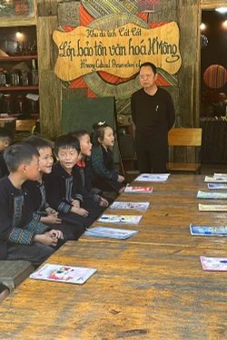 Lớp học bảo tồn văn hoá H’Mông tại bản Cát Cát, Sapa