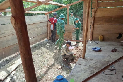 Bộ đội Biên phòng hỗ trợ dựng nhà tạm cho dân sau lũ tại Mỹ Lý
