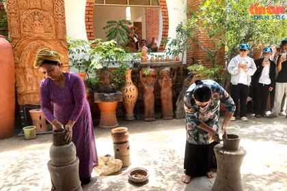 Kỹ thuật chế tác độc đáo của nghề gốm Bàu Trúc