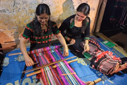 Gia đình chị H Lum dân tộc Mnông ở thôn Bon R Bút, xã Quang Sơn, Lâm Đồng, vay vốn ưu đãi trồng cà phê, dệt vải thổ cẩm cho hiệu quả tốt.