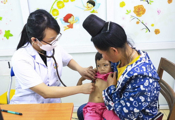 Bác sĩ thăm khám cho bệnh nhân tại Bệnh viện Đa khoa tỉnh Điện Biên. dien-bien-2625-10.jpg