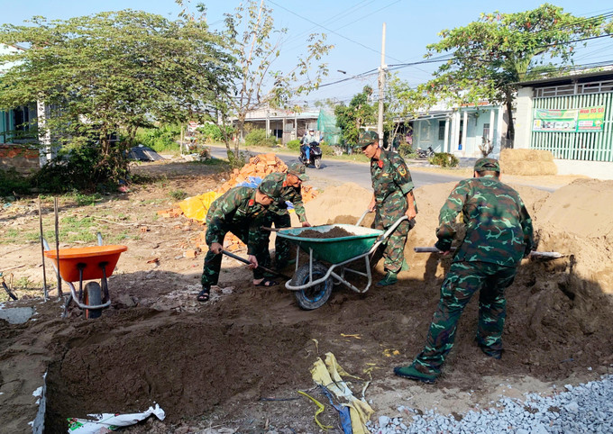 Cán bộ, chiến sĩ Bộ Chỉ huy quân sự tỉnh Sóc Trăng tham gia giúp dân xóa nhà tạm, nhà dột nát tại thị xã Vĩnh Châu. soc-trang-25625-10.jpg