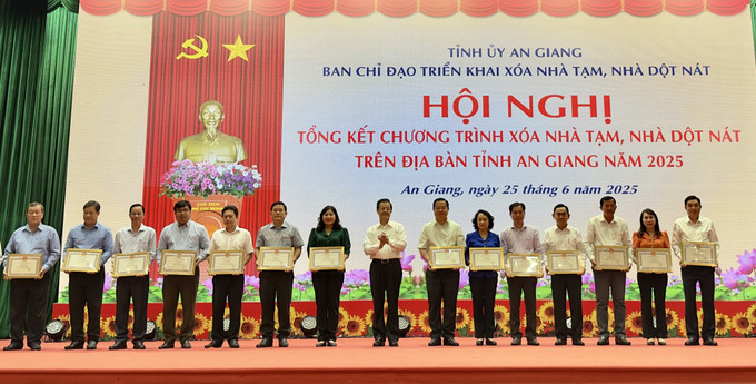 Trao Bằng khen của Chủ tịch UBND tỉnh An Giang cho các tập thể, cá nhân đóng góp tích cực trong triển khai Chương trình xóa nhà tạm, nhà dột nát trên địa bàn tỉnh. an-giang-25625-10.jpg