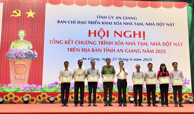 Trao Bằng khen của Chủ tịch UBND tỉnh An Giang cho các tập thể, cá nhân đóng góp tích cực trong triển khai Chương trình xóa nhà tạm, nhà dột nát trên địa bàn tỉnh. Trao Bằng khen của Chủ tịch UBND tỉnh An Giang cho các tập thể, cá nhân đóng góp tích cực trong triển khai Chương trình xóa nhà tạm, nhà dột nát trên địa bàn tỉnh.