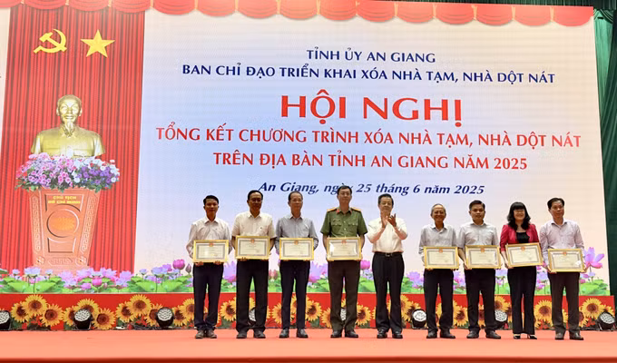 Trao Bằng khen của Chủ tịch UBND tỉnh An Giang cho các tập thể, cá nhân đóng góp tích cực trong triển khai Chương trình xóa nhà tạm, nhà dột nát trên địa bàn tỉnh.
