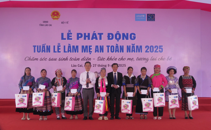 Trao quà tri ân các cô đỡ thôn bản tiêu biểu xuất sắc của tỉnh Lào Cai. co-do-thon-ban-141025-11.jpg