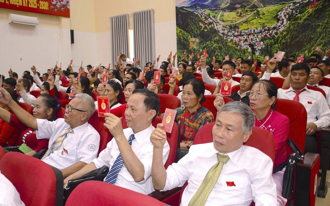 Đảng viên Đảng bộ xã Na Sang biểu quyết chỉ tiêu Nghị quyết Đại hội. Ảnh: TTXVN phát na-sang-24725-11.jpg