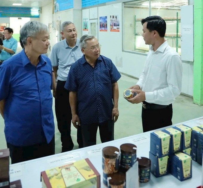 Du khách tham quan, trải nghiệm sản phẩm tại Hợp tác xã Nấm Tam Đảo, xã Tam Đảo, tỉnh Phú Thọ. Ảnh: Nguyễn Thảo/TTXVN phu-tho-51025-12.jpg