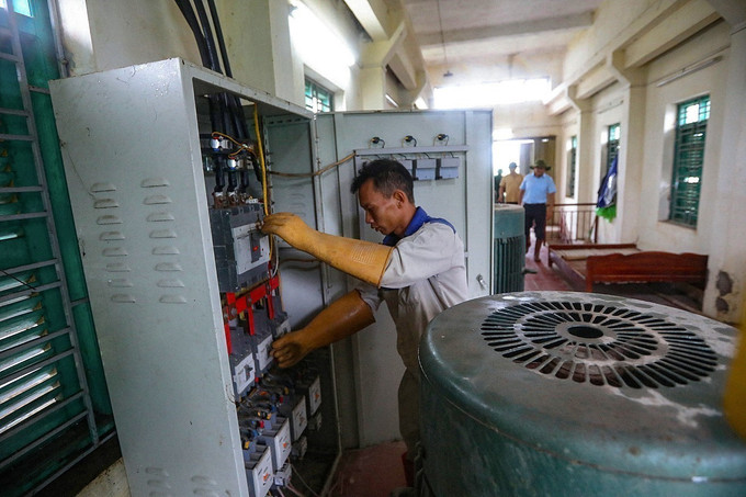 Cán bộ trạm bơm Gò Mu trên tuyến đê Thanh Lương vận hành bơm tiêu khi nước sông Thanh Hà dâng cao. Ảnh: Trọng Đạt/TTXVN phu-tho-22725-11.jpg
