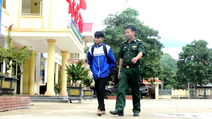Em Hồ Cu Ba (lớp 9) ở xã Dân Hóa, được Đồn Biên phòng Cửa khẩu quốc tế Cha Lo nhận nuôi dưỡng, kèm cặp và đồng hành trên hành trình đến với chân trời tri thức. Ảnh: TTXVN phát con-nuoi-5925-10.jpg