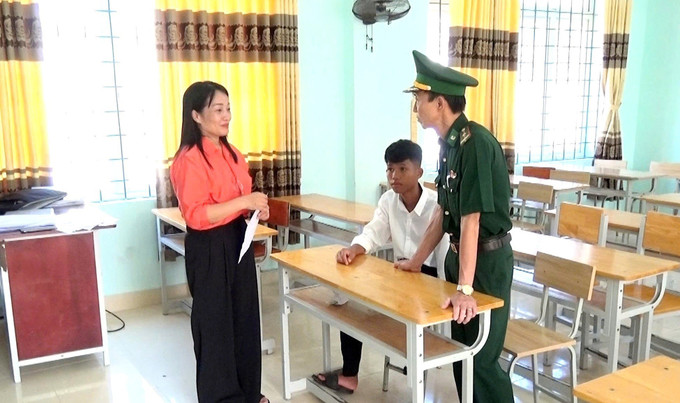 Em Hồ Lanh (lớp 10) được các "bố nuôi" ở Đồn Biên phòng Cửa khẩu quốc tế Cha Lo đưa về nhập học tại trường Phổ thông Dân tộc nội trú tỉnh Quảng Trị. Ảnh: TTXVN phát con-nuoi-5925-11.jpg