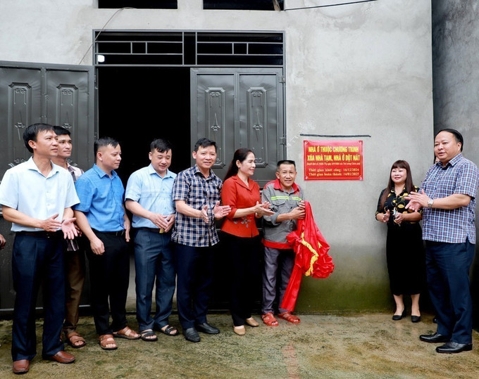 Chủ tịch UBND tỉnh Hà Giang Phan Huy Ngọc khánh thành nhà mới của gia đình ông Nông Văn Viện, thôn Nà Lá, xã Minh Ngọc, huyện Bắc Mê. Ảnh: TTXVN phát ha-giang-24625-10.jpg