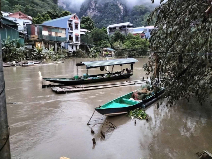 Mực nước lũ trên các con sông ở Cao Bằng dâng cao, rất nguy hiểm, tuy nhiên, một số người dân vẫn tự ý dùng xuồng, bè, mảng để di chuyển việc này tiềm ẩn nguy cơ tai nạn rất lớn. Ảnh: TTXVN phát cao-bang-71025-10.jpg