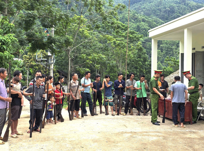 Người dân xã Thuận Hòa (Tuyên Quang) tự giác giao nộp vũ khí tại nhà văn hóa. Ảnh: Minh Tâm/TTXVN vu-khi-12825-10.jpg