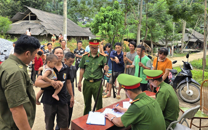 Người dân xã Thuận Hòa mang vũ khí tự chế đến điểm tiếp nhận giao nộp cho lực lượng Công an. Ảnh: Minh Tâm/TTXVN vu-khi-12825-11.jpg