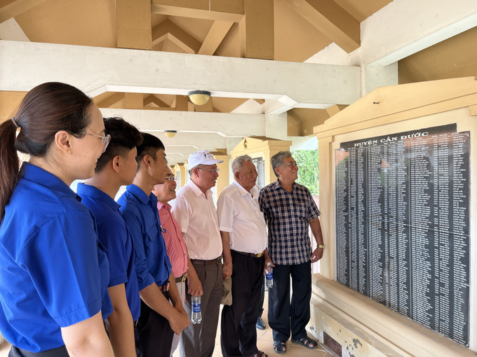 Thanh niên Long An tham gia hoạt động về nguồn. Ảnh: Đức Hạnh/TTXVN binh-hoa-hung-30525-11.jpg