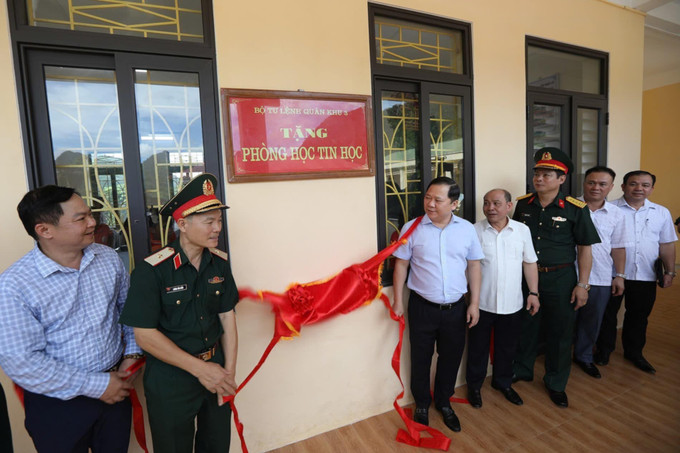 Các đại biểu thực hiện nghi thức khai trương phòng học máy tính tại trường Tiểu học và Trung học cơ sở Đoàn Kết, huyện Đà Bắc. Ảnh: Trọng Đạt/TTXVN hoa-binh-17525-10.jpg