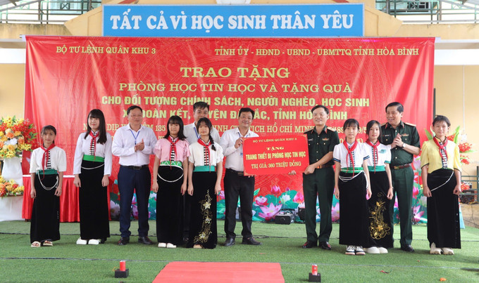 Đại diện lãnh đạo Quân khu 3 trao tặng biểu trưng phòng học máy tính cho trường Tiểu học và Trung học Cơ sở Đoàn Kết. Ảnh: Trọng Đạt/TTXVN Đại diện lãnh đạo Quân khu 3 trao tặng biểu trưng phòng học máy tính cho trường Tiểu học và Trung học Cơ sở Đoàn Kết. Ảnh: Trọng Đạt/TTXVN