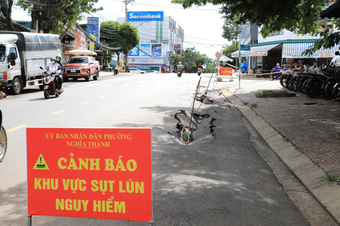 Ngành chức năng gắn biển cảnh báo khu vực sụt lún. gia-nghia-30525-12.jpg
