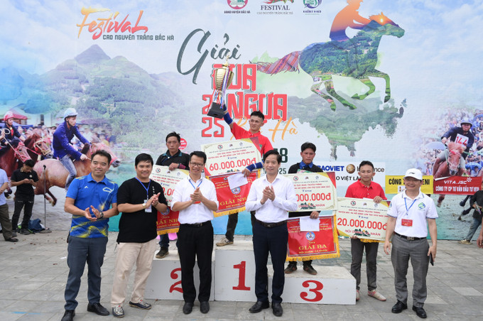 Ban tổ chức trao giải cho những kỵ sỹ nông dân đạt các thứ hạng cao nhất. Ban tổ chức trao giải cho những kỵ sỹ nông dân đạt các thứ hạng cao nhất.