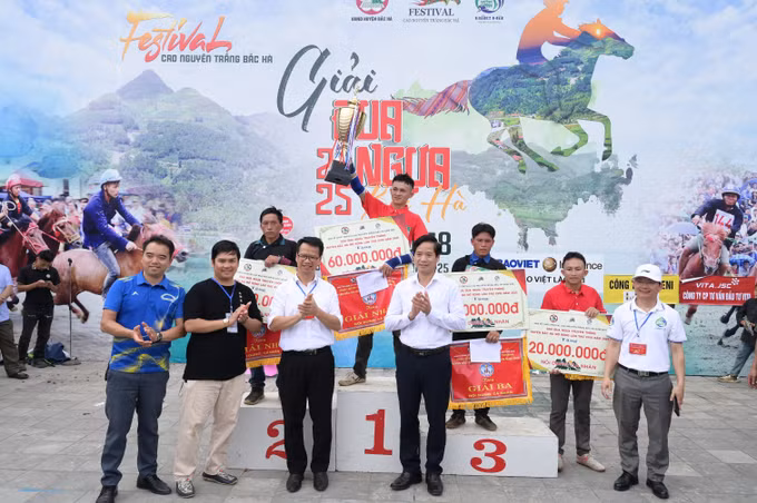 Ban tổ chức trao giải cho những kỵ sỹ nông dân đạt các thứ hạng cao nhất.