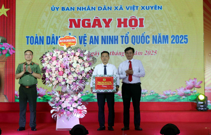 Thượng tướng Phạm Thế Tùng tặng hoa cho lãnh đạo xã Việt Xuyên. viet-xuyen-21725-10.jpg