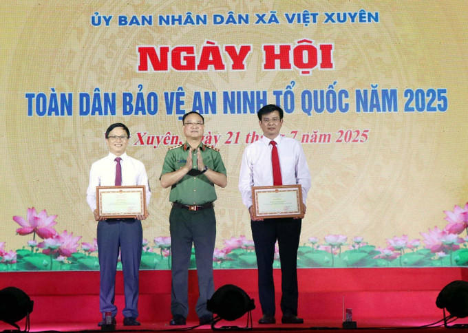 Thượng tướng Phạm Thế Tùng trao Bằng khen cho tổ chức, cá nhân có thành tính trong bảo vệ an ninh Tổ quốc. viet-xuyen-21725-12.jpg
