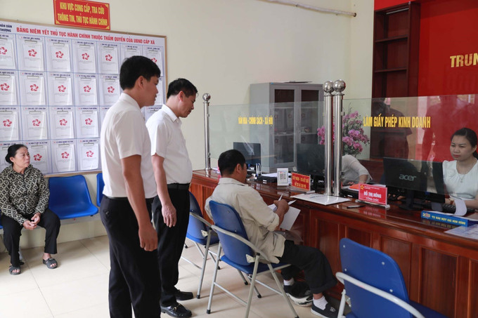 Lãnh đạo UBND xã Biện Thượng kiểm tra công tác vận hành Trung tâm phục vụ hành chính công mới. Ảnh: Nguyễn Nam/TTXVN thanh-hoa-7725-10.jpg