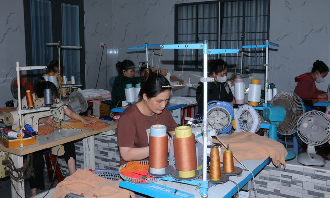 Học viên người dân tộc Khmer sau khi tham gia các lớp đào tạo nghề ngắn hạn (3 tháng) làm việc tại cơ sở may gia công ở địa phương (tỉnh Sóc Trăng). Ảnh: Tuấn Phi/TTXVN Học viên người dân tộc Khmer sau khi tham gia các lớp đào tạo nghề ngắn hạn (3 tháng) làm việc tại cơ sở may gia công ở địa phương (tỉnh Sóc Trăng). Ảnh: Tuấn Phi/TTXVN