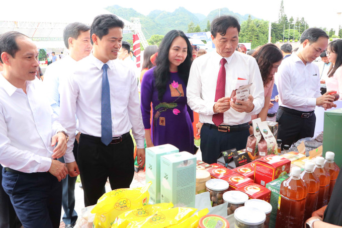 Các đại biểu tham qua các gian hàng nông sản. lai-chau-24525-12.jpg
