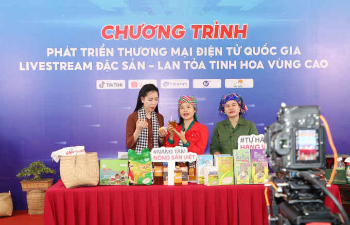 Người dân livestream bán hàng nông sản trên các trang thương mại điện từ tại hội nghị. Người dân livestream bán hàng nông sản trên các trang thương mại điện từ tại hội nghị.