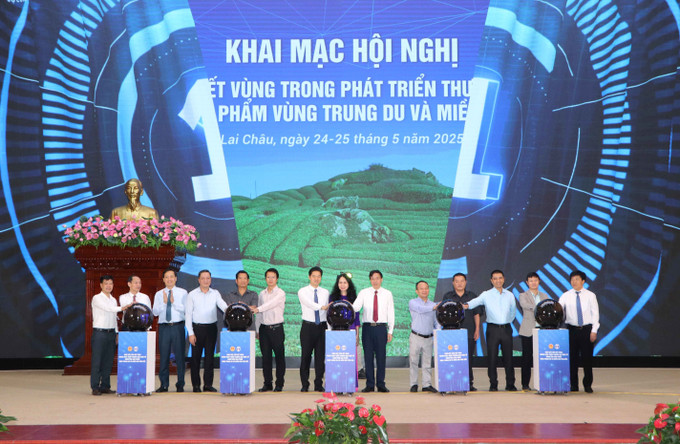 Các đại biểu nhấn nút khai mạc triển lãm các mô hình công nghệ số trong thương mại điện tử. lai-chau-24525-11.jpg
