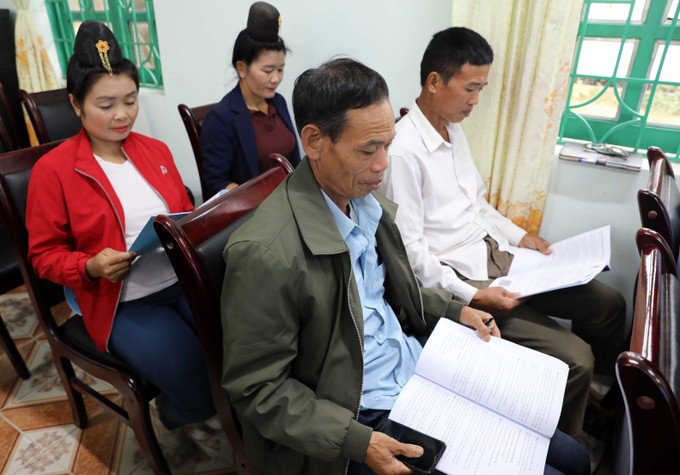 Các đại biểu dự Hội nghị nghiên cứu tài liệu tại buổi tập huấn. hon-nhan-271025-11.jpg