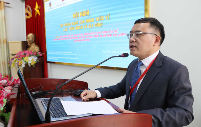 Ông Hà Huy Từ, Giám đốc Trung tâm Tư vấn pháp luật cho Người nghèo và Phát triển cộng đồng, Hội Luật gia Việt Nam, phát biểu tại Hội nghị. hon-nhan-271025-10.jpg