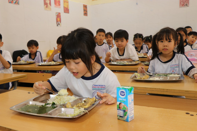 Suất ăn bán trú tại trường Tiểu học Phan Chu Trinh (phường Buôn Ma Thuột, tỉnh Đắk Lắk). bua-an-ban-tru-29925-11.jpg